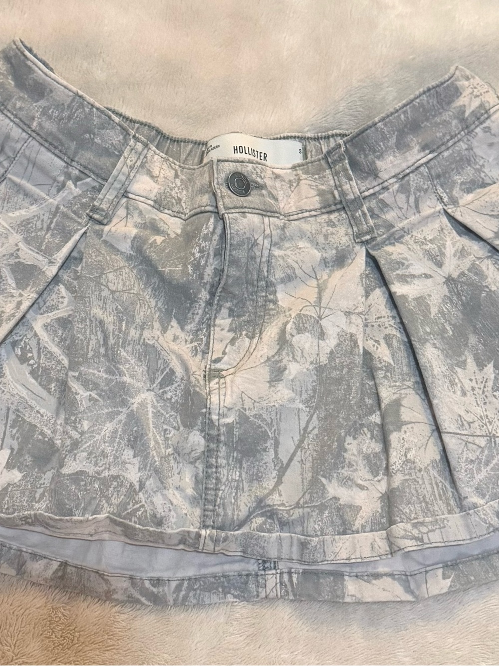 Hollister womans camo print Pleated Mini Skort